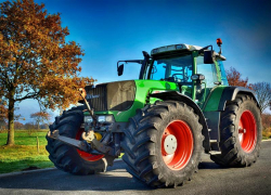 Трактор сбил женщину в Волгограде