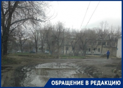 Ученики начальных классов тонут в грязи по дороге к школе №57 Волгограда