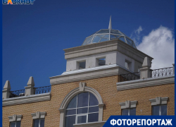 Офисный дворец с колоннами подарили себе дорожники в Волгограде