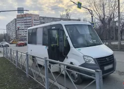 Маршрутчик снес 10-летнего в Волжском — шок-видео