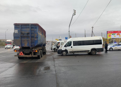 Массовое ДТП на юге Волгограда с маршруткой и грузовиком попало на видео 