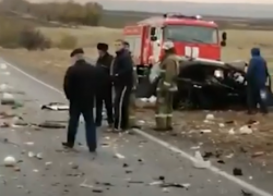 На видео попали страшные последствия аварии с двумя погибшими в Волгоградской области