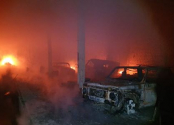 Пять машин сгорели в гараже под Волгоградом 