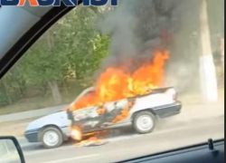 Полыхающий на Первой продольной автомобиль попал на видео 