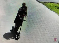 Сбивших женщину самокатчиков ищут в Волгограде 