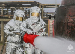 Думали, горят «Семь звезд»: мощный пожар вспыхнул в полночь на волгоградском тракторном