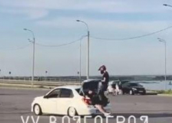 Лихач прокатил двоих в багажнике в центре Волгограда