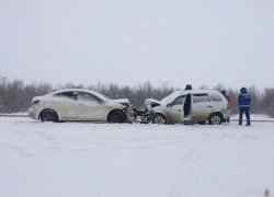 Мужчина погиб в лобовом столкновении Mazda и «Лада Калина» в Волгоградской области