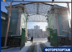 Сюда бы водить экскурсии: уникальные ворота-памятник рассыпаются в центре Волгограда