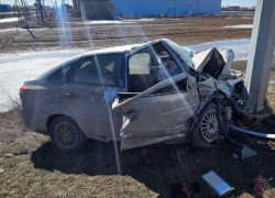 Granta впечаталась в столб под Волгоградом: двое погибли