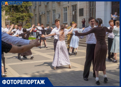 Массовый вальс Победы станцевали в центре Волгограда перед ливнем