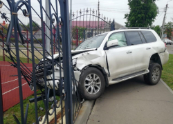 Волгоградка на Toyota Land Cruise протаранила забор стадиона в Борисоглебске