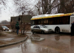 Автобус "Питеравто" попал в ДТП на Тулака в Волгограде