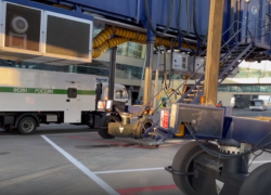 Появилось видео экстрадиции из Парагвая волгоградского владельца ломбарда в компании бандита 90-х 