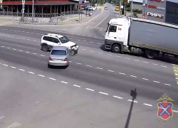 «Нива» на полном ходу снесла «морду» Mercedes с зазевавшимся волгоградцем за рулем