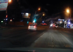 Обнаглевший водитель на ставропольских номерах попал на видео в Волгограде 