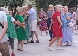 Леди в красном зажгла среди белого дня в центре Волгограда на зависть всем стеснительным