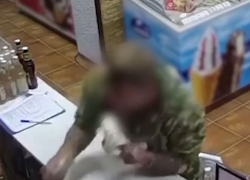 Просто залез под прилавок: дерзкая кража в Волгограде попала на видео