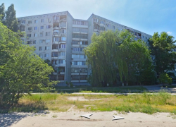 В Волгограде пенсионерка при внучке выпала с восьмого этажа 