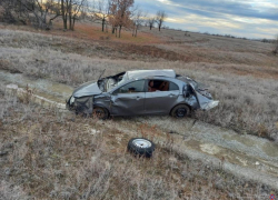 Водитель погиб в перевернувшемся автомобиле под Волгоградом