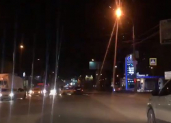 Столкновение Mercedes и Nissan в Ворошиловском районе Волгограда попало на видео