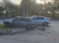 ВАЗ с надписью «урод» самоуничтожился на глазах полиции и пьяного водителя в Волгограде: видео