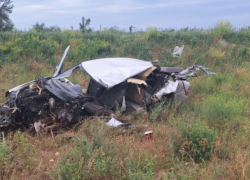 Грейдер разорвал на части легковое авто под Волгоградом