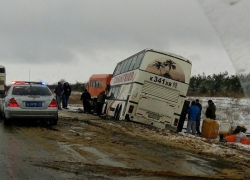 Пассажирский автобус вылетел с дороги на трассе под Волгоградом