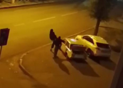 «Бьют и ломают каждую ночь»: вандалы измываются над «копейкой» в Волгограде