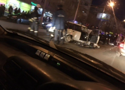 Две машины столкнулись лоб в лоб в центре Волгограда