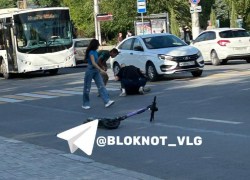 Электросамокатчик протаранил авто на зебре в Волгограде: шок-видео