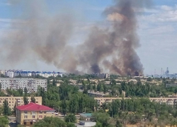 Спасатели ликвидируют крупный пожар на юге Волгограда