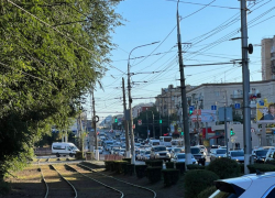 Центр Волгограда встал в гигантской пробке из-за ДТП: видео