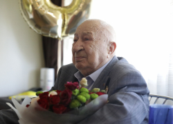 С пережившим Сталинградскую битву ветераном прощаются в памятный день в Волгограде