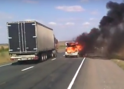 На видео попало страшное ДТП с пожаром и взрывом под Волгоградом