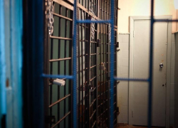 Кидался с ножом на полицейских: находящийся в розыске преступник под Волгоградом устроил дебош