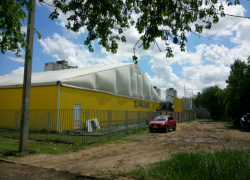 В Волгограде сгорело здание бывшего катка на Никитина
