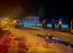 Двое подростков на мотоцикле оказались в больнице перед 1 сентября в Волгограде 