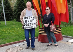 Очевидцы: в центре Волгограда одиночный пикетчик напал на прохожую с ребенком