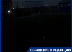 Юным футболистам приходится тренироваться в кромешной темноте на базе «Ротора»: руководство экономит на освещении