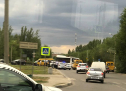 Под Волгоградом внедорожник протаранил маршрутку: трое пострадали 