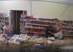Волжский «Рэмбо» голыми руками решил ограбить магазин: видео
