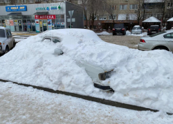В Волгограде на  Двинской снегоуборщик засыпал припаркованные машины