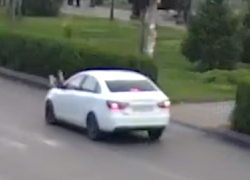Пыталась проскочить на «зеленый» - видео наезда на школьницу под Волгоградом