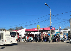 Впечатляющая толпа ошарашенных людей замечена на юге Волгограда