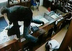 Разыскиваются очевидцы ограбления ювелирного магазина в Камышине на 7 млн рублей