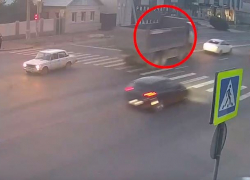 Дерзкий грузовик выехал на встречку в Волгограде: видео 