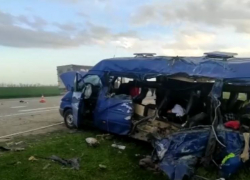 Опубликовано видео с места ДТП в Ставрополе, где погибли 5 детей из Волгограда, за жизнь 9 борются врачи