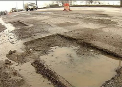 Кроссовер перевернулся на 3-й Продольной Волгограда из-за крупной ямы