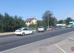 Водитель легковушки погиб после столкновения с фурой в Волгограде